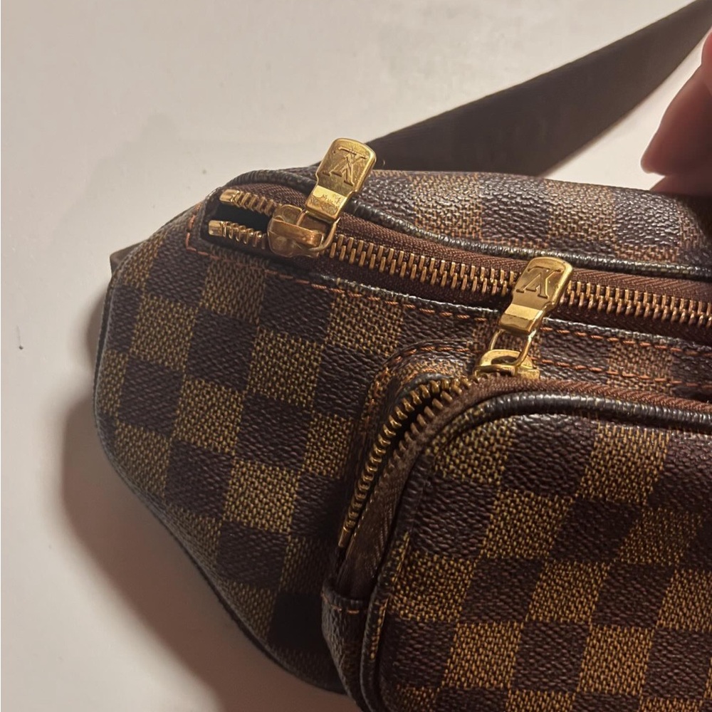 Additional pictures for the LV bumbag